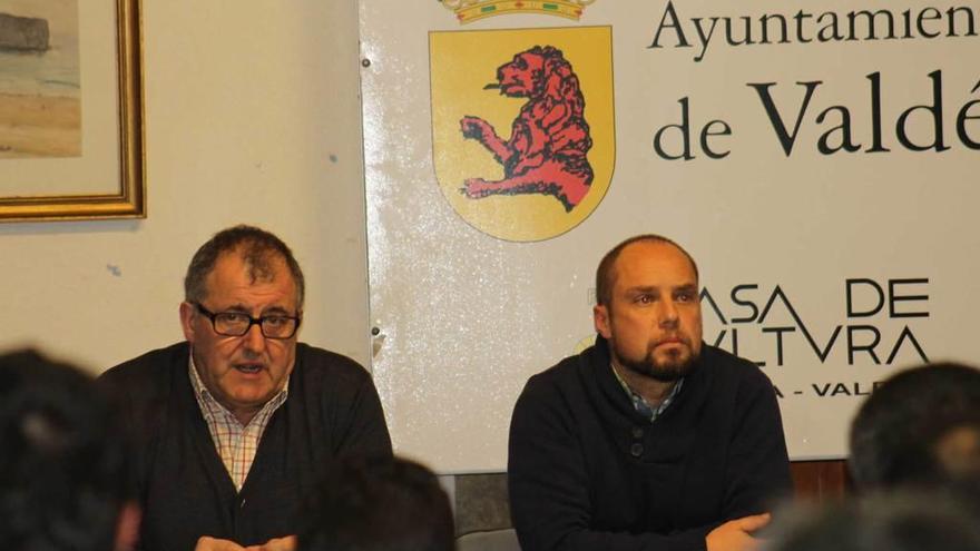 El alcalde de Valdés, Simón Guardado, y el arqueólogo Valentín Álvarez, ayer, en la presentación del proyecto, en la Casa de Cultura de Luarca.