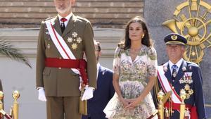 Los Reyes durante la entrega del despacho de dama alférez cadete a la Princesa Leonor en la Academia Militar de Zaragoza