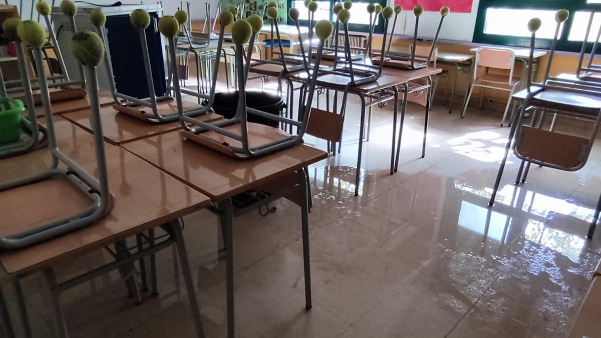 Una aula de l&#039;escola Sant Jordi de Maçanet de la Selva inundada a causa de les filtracions d&#039;aigua de la coberta