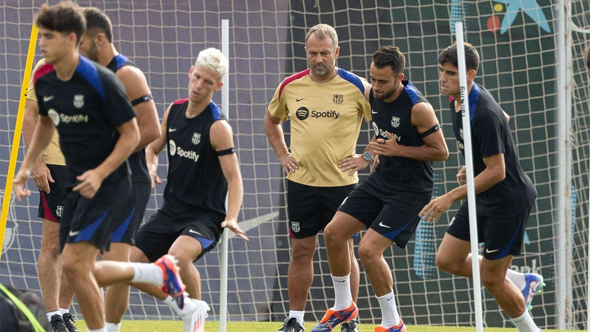 Flick vigila durante un entrenamiento del FC Barcelona