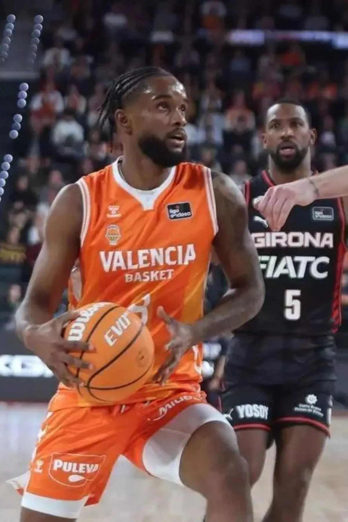 El líder llega en racha  a la pista del Baskonia