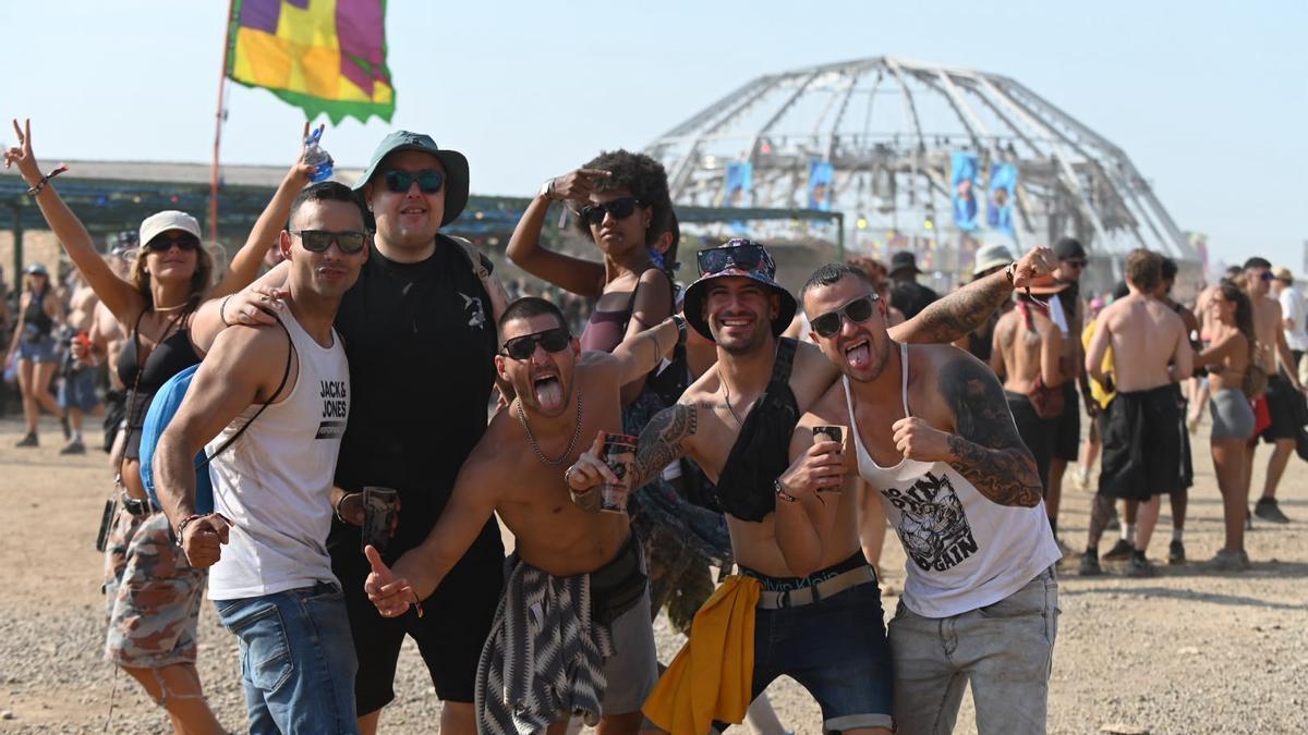 Miles de personas bailan en el Monegros Desert Festival