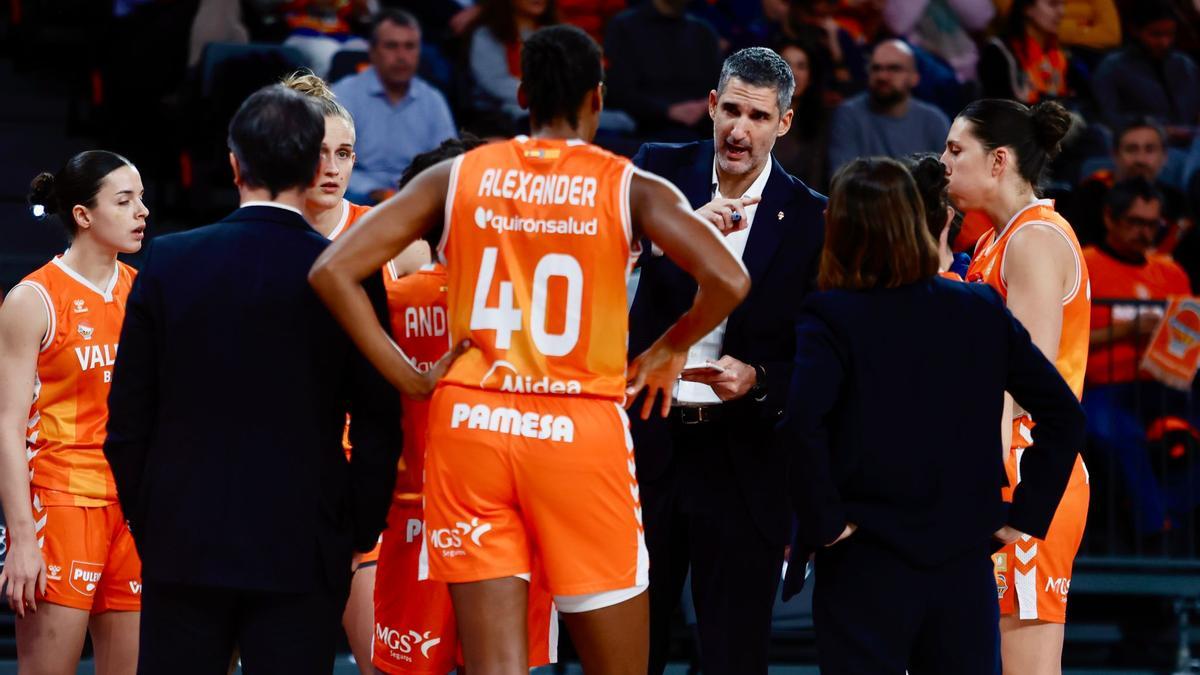Rubén Burgos da instrucciones a sus jugadoras en el Roig Arena