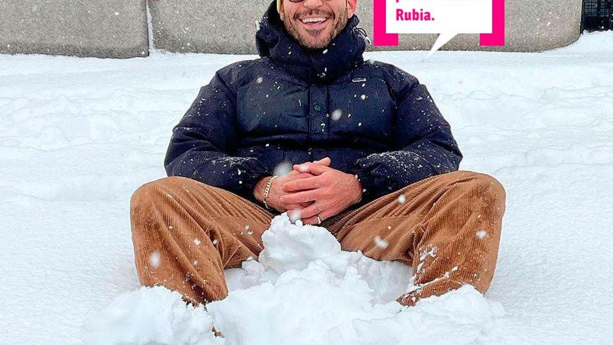 Miguel Ángel Silvestre sentado en la nieve de Madrid bien abrigadito