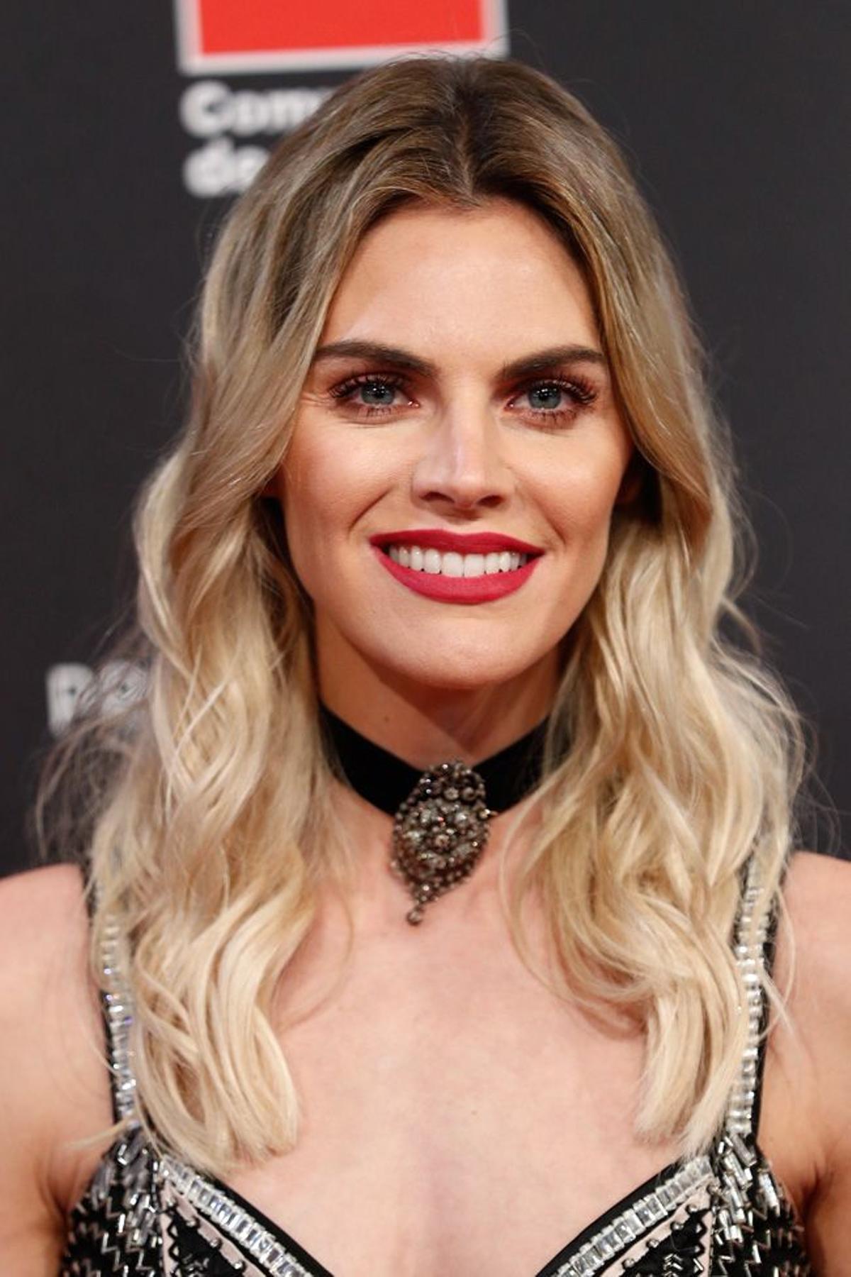 Detalle del look de Amaia Salamanca en los Premios Feroz 2020 con vestido de Temperley London