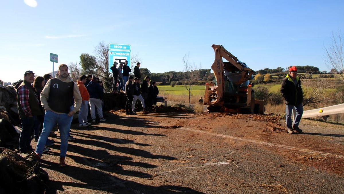 Un tractor aplanant el terreny a Pontós.