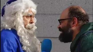 La reacción de Ignatius Farray al ver a Pablo Chiapella disfrazado como el Papa Noel de Prime Video