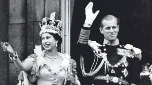 La reina Isabel II (izquierda) y su esposo, el príncipe Felipe, duque de Edimburgo, saludan desde el balcón a la multitud que observa las puertas del palacio de Buckingham tras su coronación.