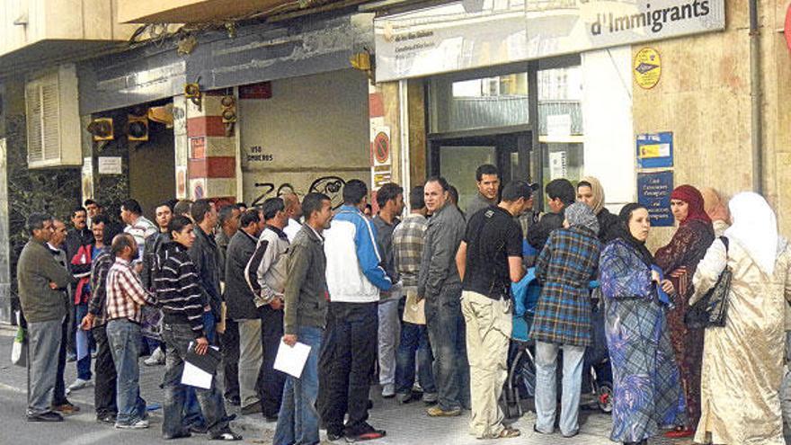 Los residentes marroquíes esperan su turno para renovar sus documentos en Eusebio Estada.