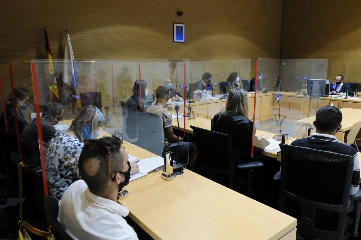 Los acusados, de espaldas, en el juicio ante la Audiencia de Las Palmas.