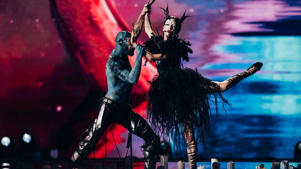 Bambie Thug, representante de Irlanda, interpretando &#039;Doomsday Blue&#039; en la primera semifinal de Eurovisión.