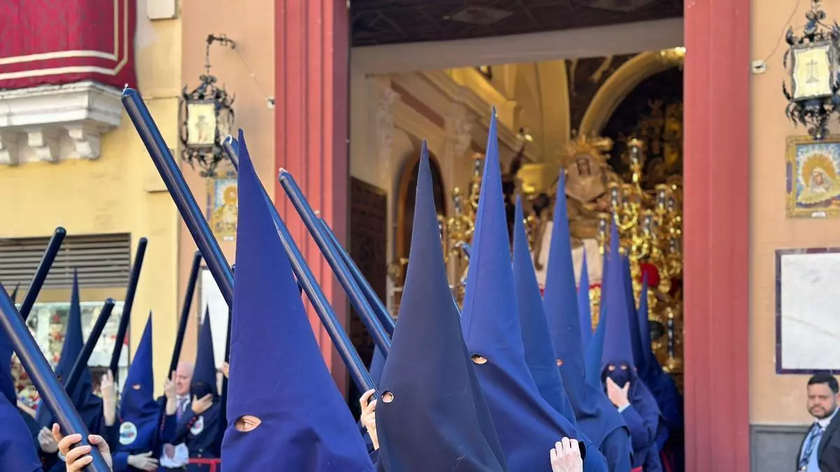 Vídeo | Se abre la puerta de la capilla del Baratillo y la cruz de guía de la cofradía se presenta ante miles de devotos