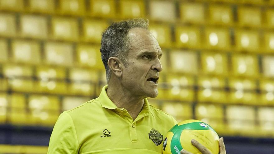 Sergio Miguel Camarero, técnico del Guaguas, durante un entrenamiento. | | LP/DLP