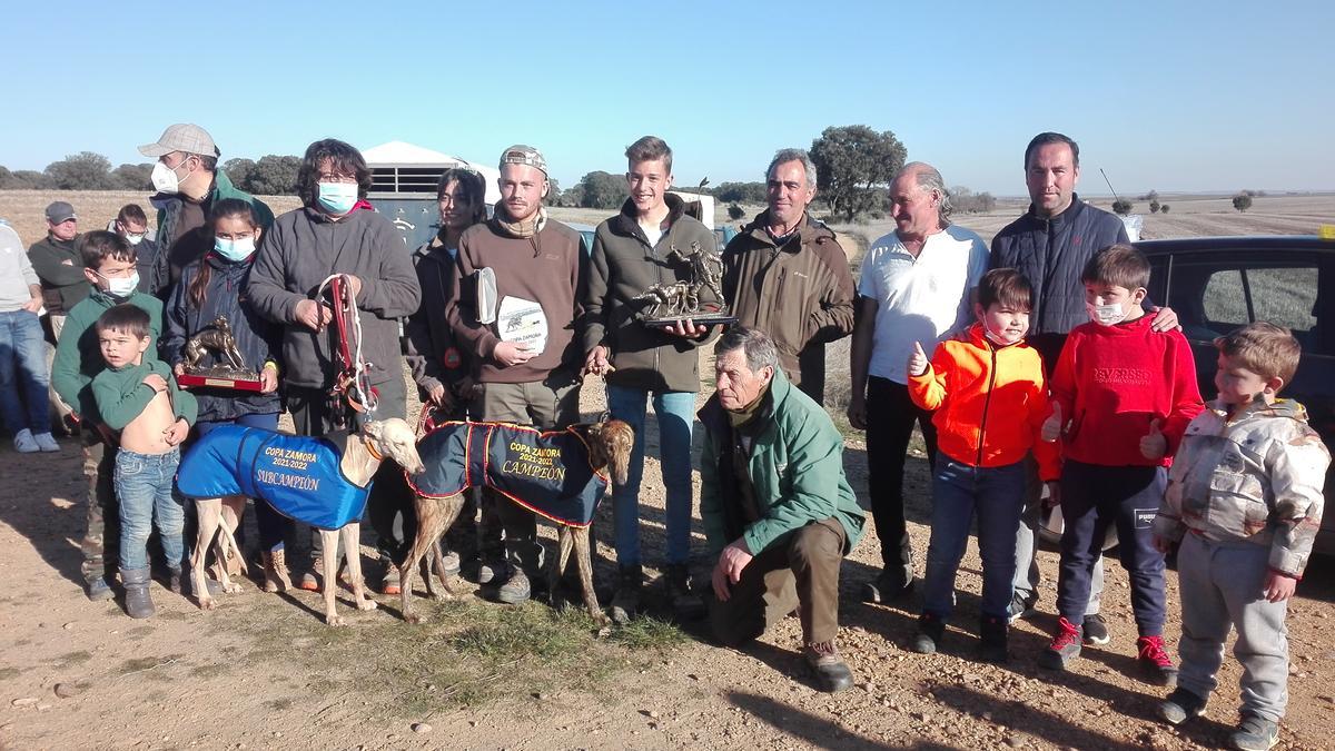 Rezungón, del club El Tovar, vigente campeón de la Copa Zamora, junto a Brisa de Clavijo, subcampeona