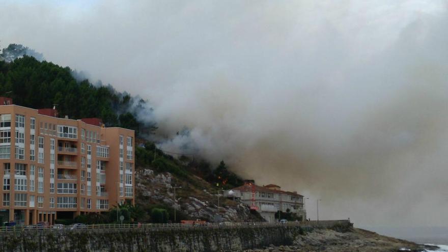 El tercer incendio de la semana en Baiona deja varias casas quemadas