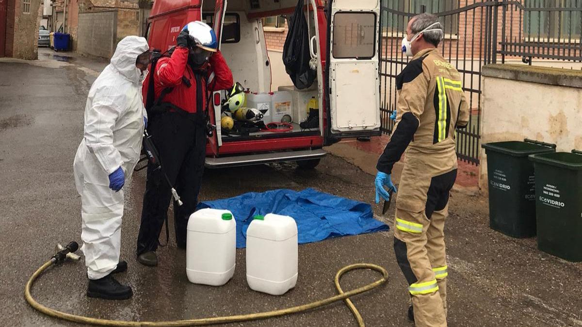 Los bomberos desinfectan la residencia de Letux