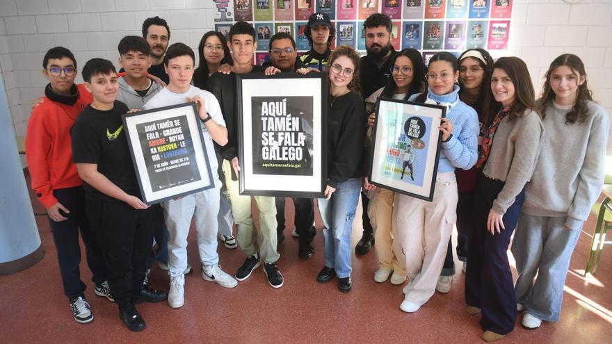De esquerda a dereita: Aldán, Celia, Martín, Arcadio González, Darío, Emiko, César, Oli, Elyas, Sara, Alberto Pombo, Juliamny, Jusvely, Julieta, Mónica Reixía e Mencía, na cafetaría do instituto Rafael Dieste, con carteis da campaña Aquí tamén se fala! | Carlos Pardellas