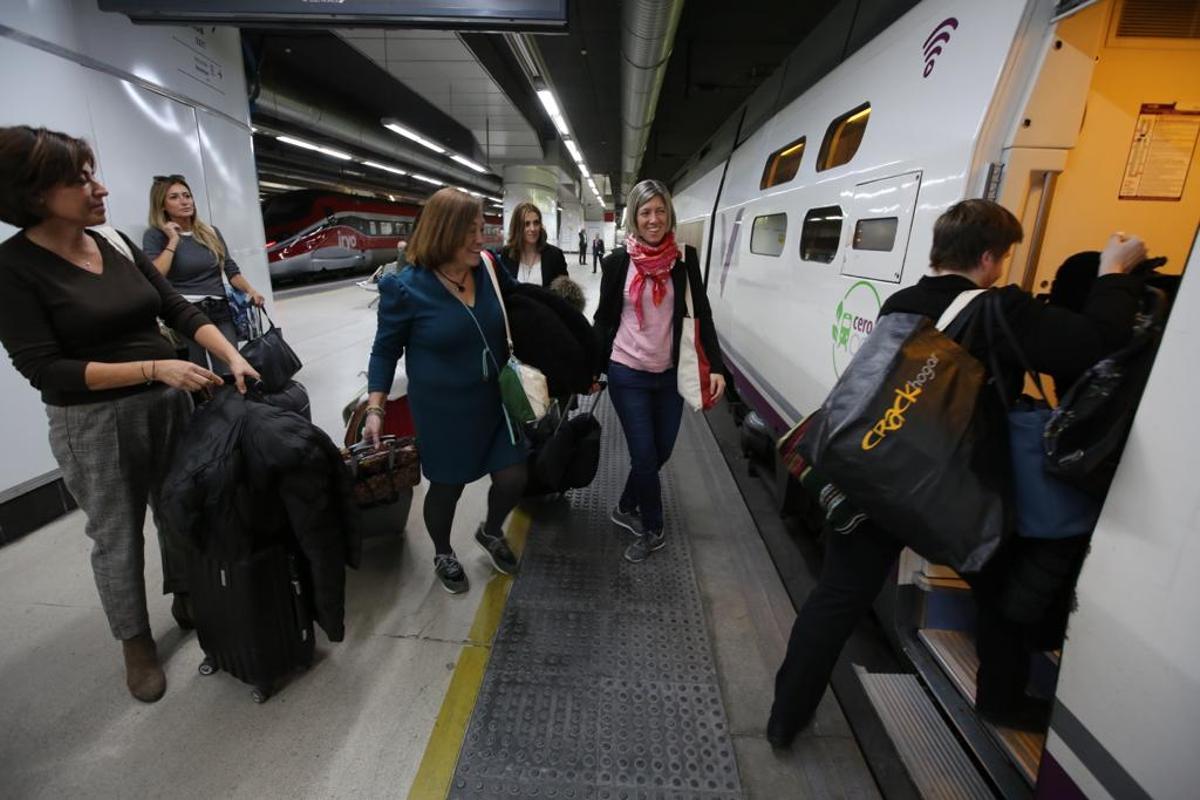 El primer 'networking' de mujeres a bordo de un tren viaja hasta Marsella: las participantes subiendo al AVE en la estación de Sants.
