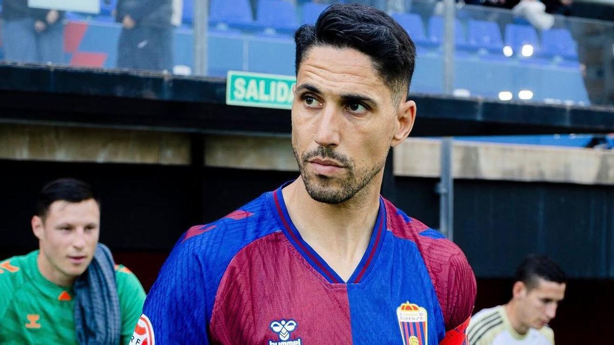 Fidel Chaves salta al Nuevo Pepico Amat, antes de un partido.