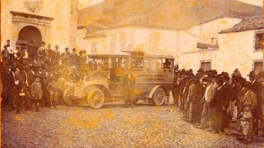 Llegada del primer coche de hora a San Mateo y cuyo ruido interrumpió la misa el 25 de marzo de 1908.