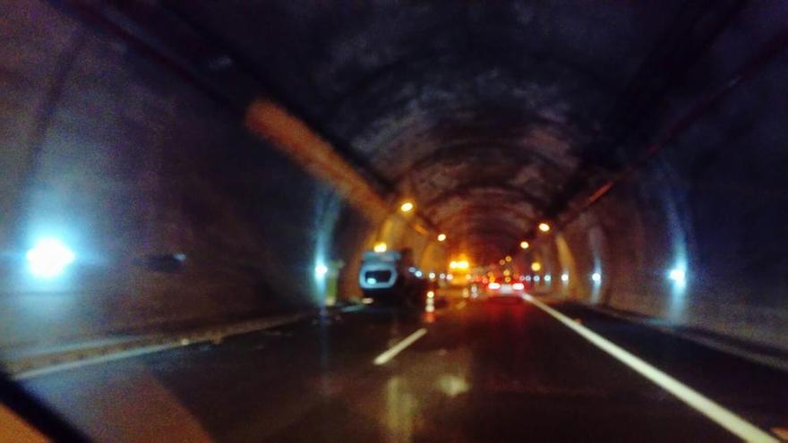 Un coche vuelca en un túnel y causa retenciones a la altura de Ribadesella