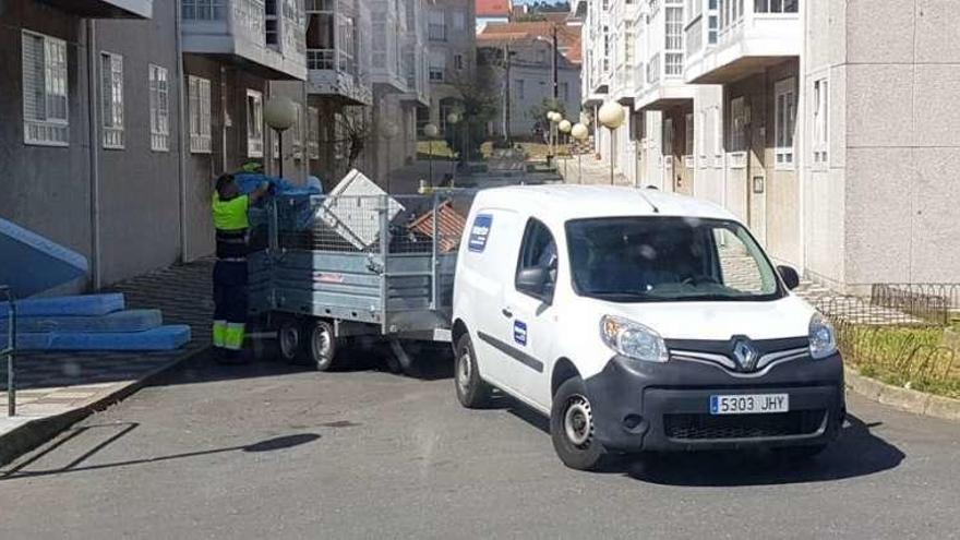 Un voluminoso de Poio trabajando en A Illa. // FdV