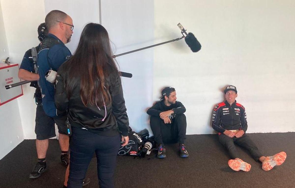 Aleix Espargaró atiende a una TV antes de la conferencia de prensa de ayer en Portimao (Portugal).