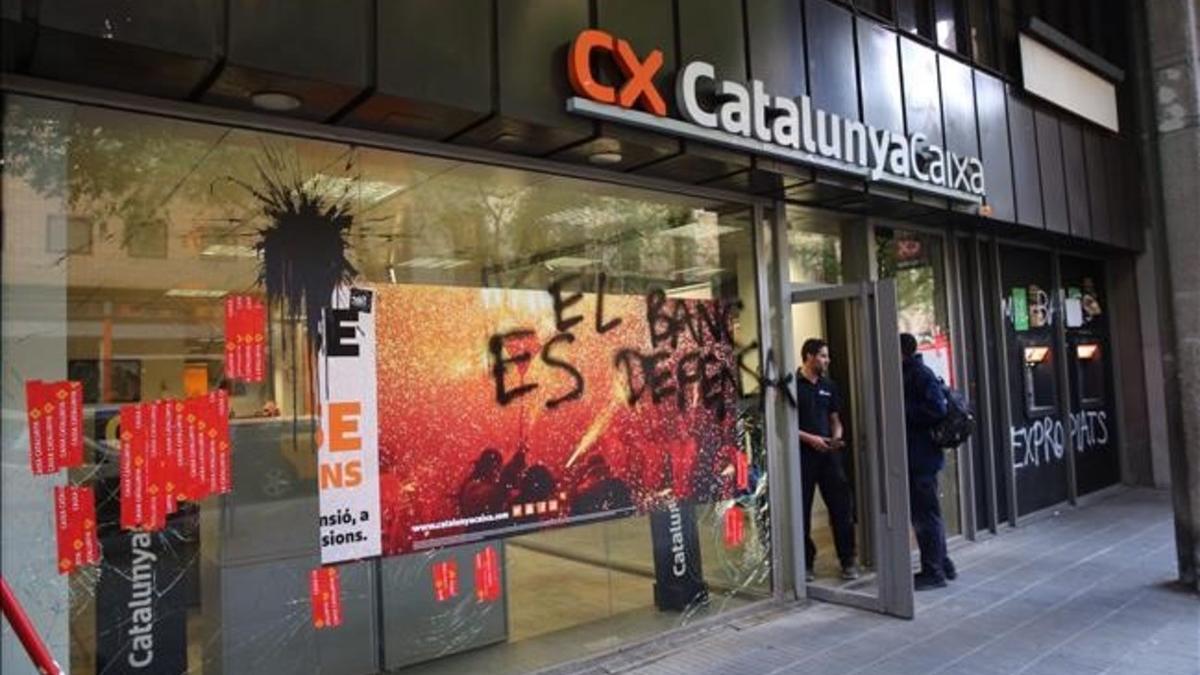 Destrozos despues de la protesta por la desocupacion del Banc Expropiat en Travessera de Gracia