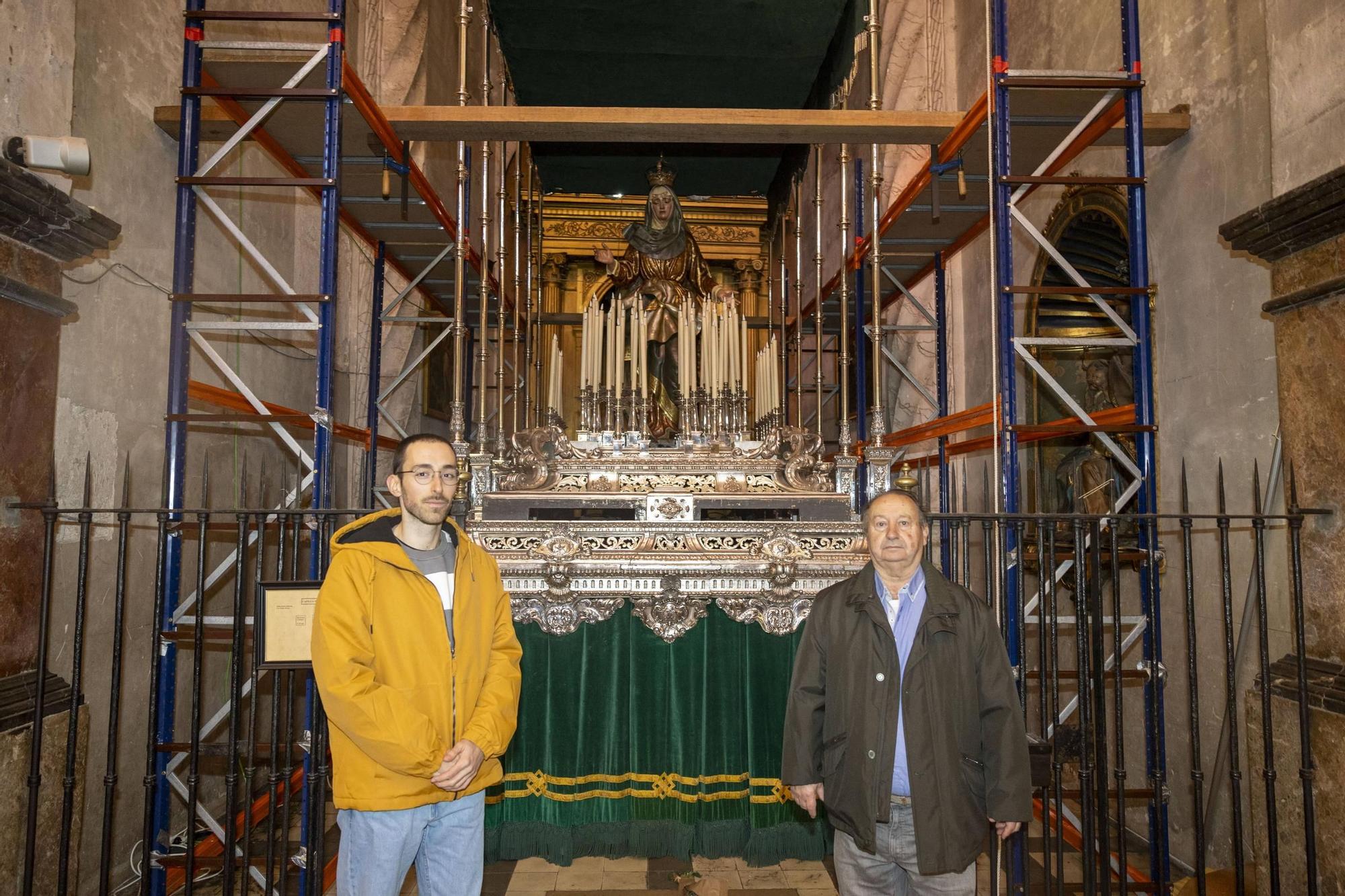 El historiador del arte Juan José Soler y el presidente de la cofradía, Pedro Barceló, en Sant Francesc.