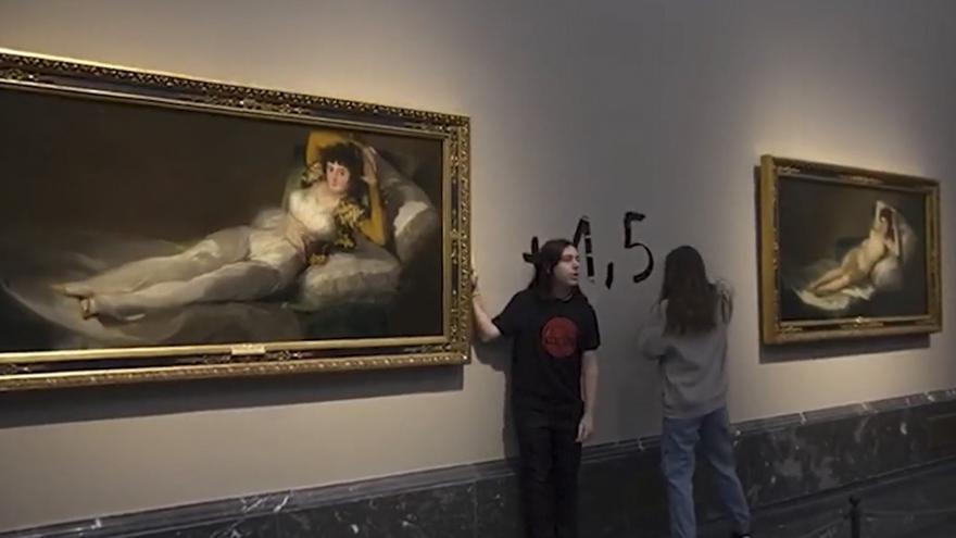 Dos ecologistas se pegan con pegamento a los marcos de las Majas de Goya en el Prado