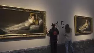 Dos activistas se pegan a los cuadros de 'Las Majas' de Goya en el Museo del Prado