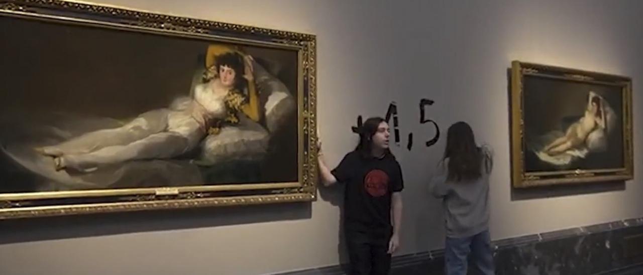 Dos ecologistas se pegan con pegamento a los marcos de las Majas de Goya en el Prado.