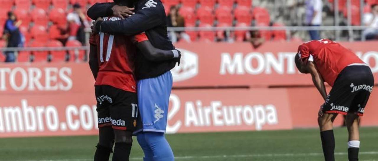 Lago Junior es consolado por un jugador del Córdoba, tras el empate en Son Moix.