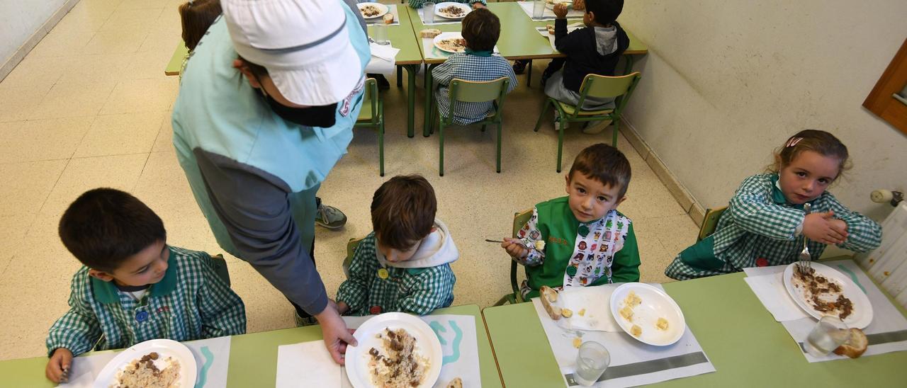 Una trabajadora sirve a escolares en el CEIP Álvarez Limeses de Pontevedra.