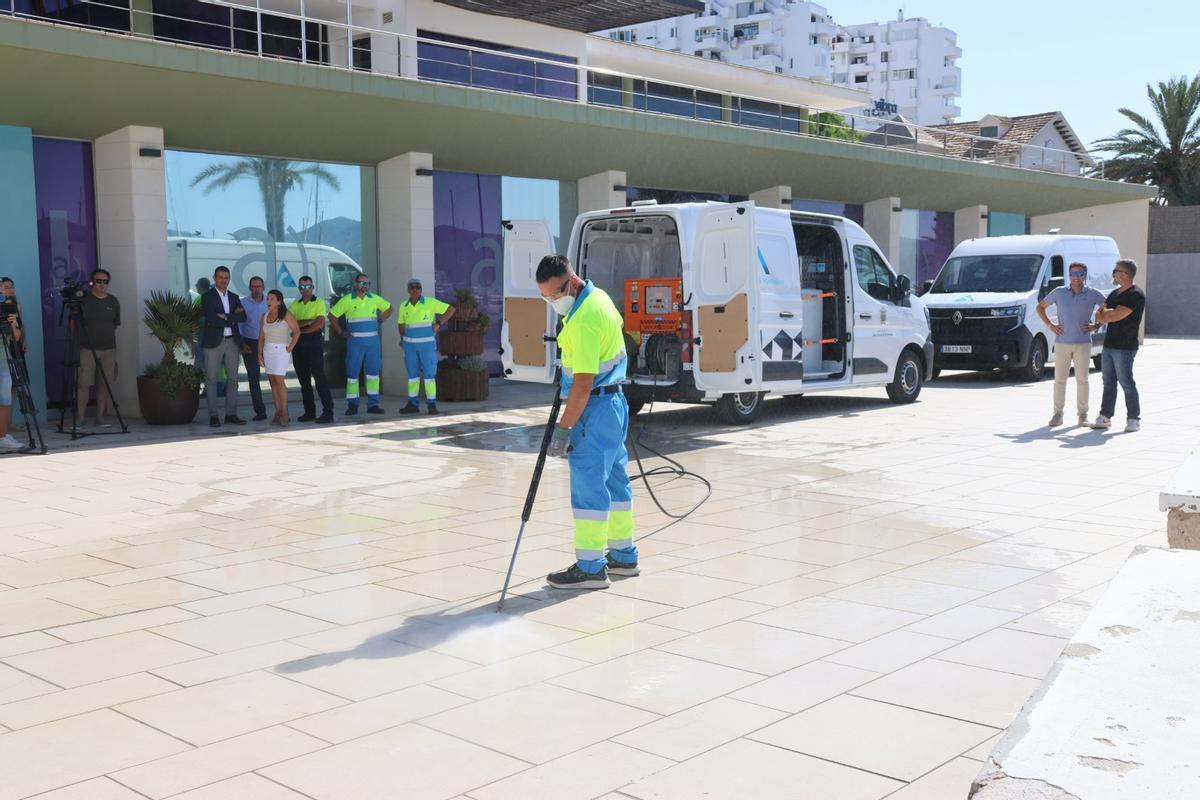 Galería: Sant Antoni refuerza la limpieza de sus calles tras las obras de peatonalización Galería: Sant Antoni refuerza la limpieza de sus calles tras las obras de peatonalización