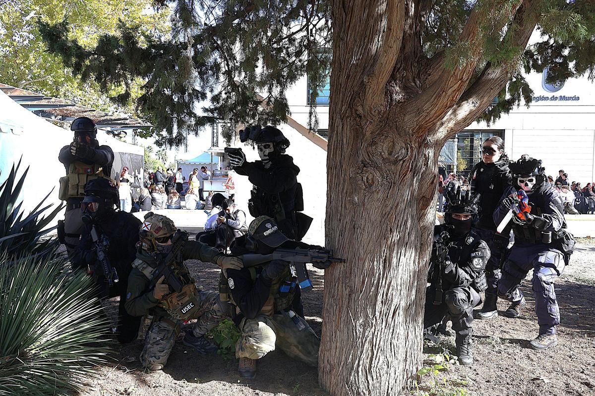 Un grupo de jóvenes vestidos de personajes de videojuegos ‘Shooters’.