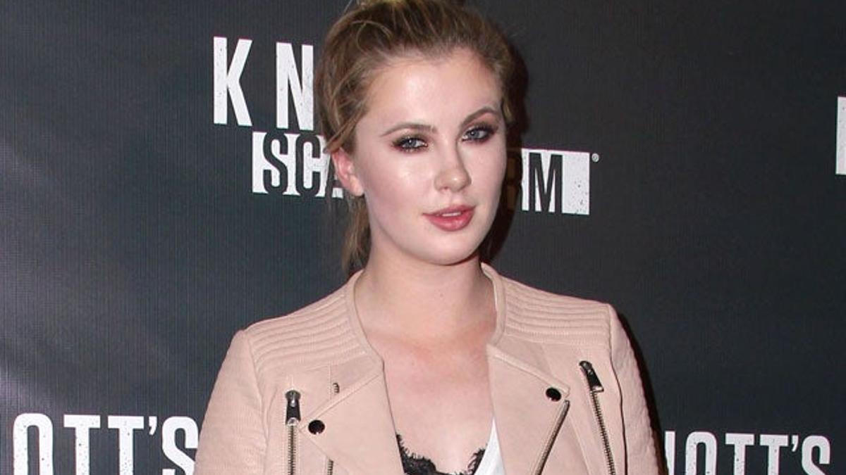 Ireland Baldwin amenazada por el caso de su padre