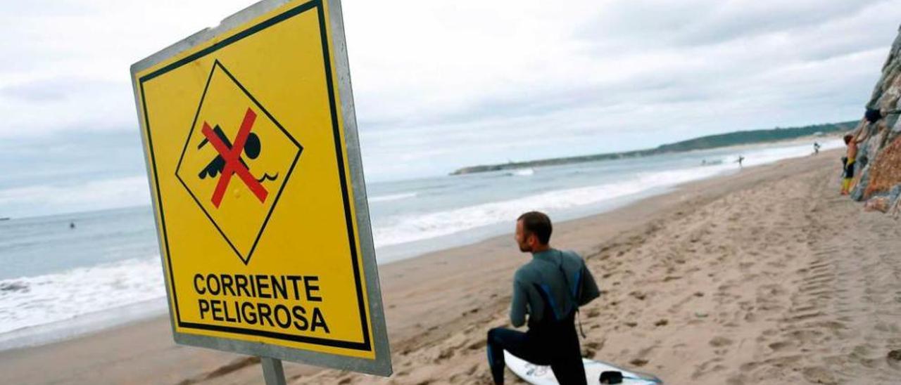 Los vecinos de Salinas piden el estudio del cambio de las corrientes en la playa