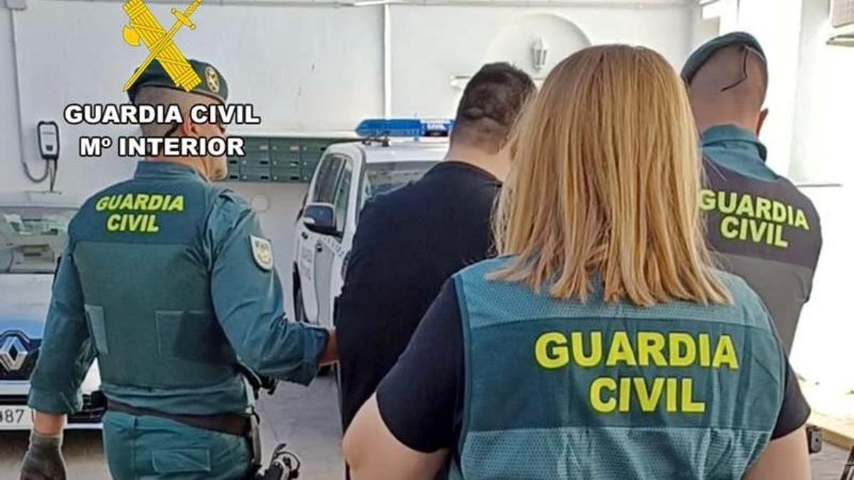 El hombre detenido en Málaga  por engañar y coaccionar a una menor pacense para obtener fotos íntimas