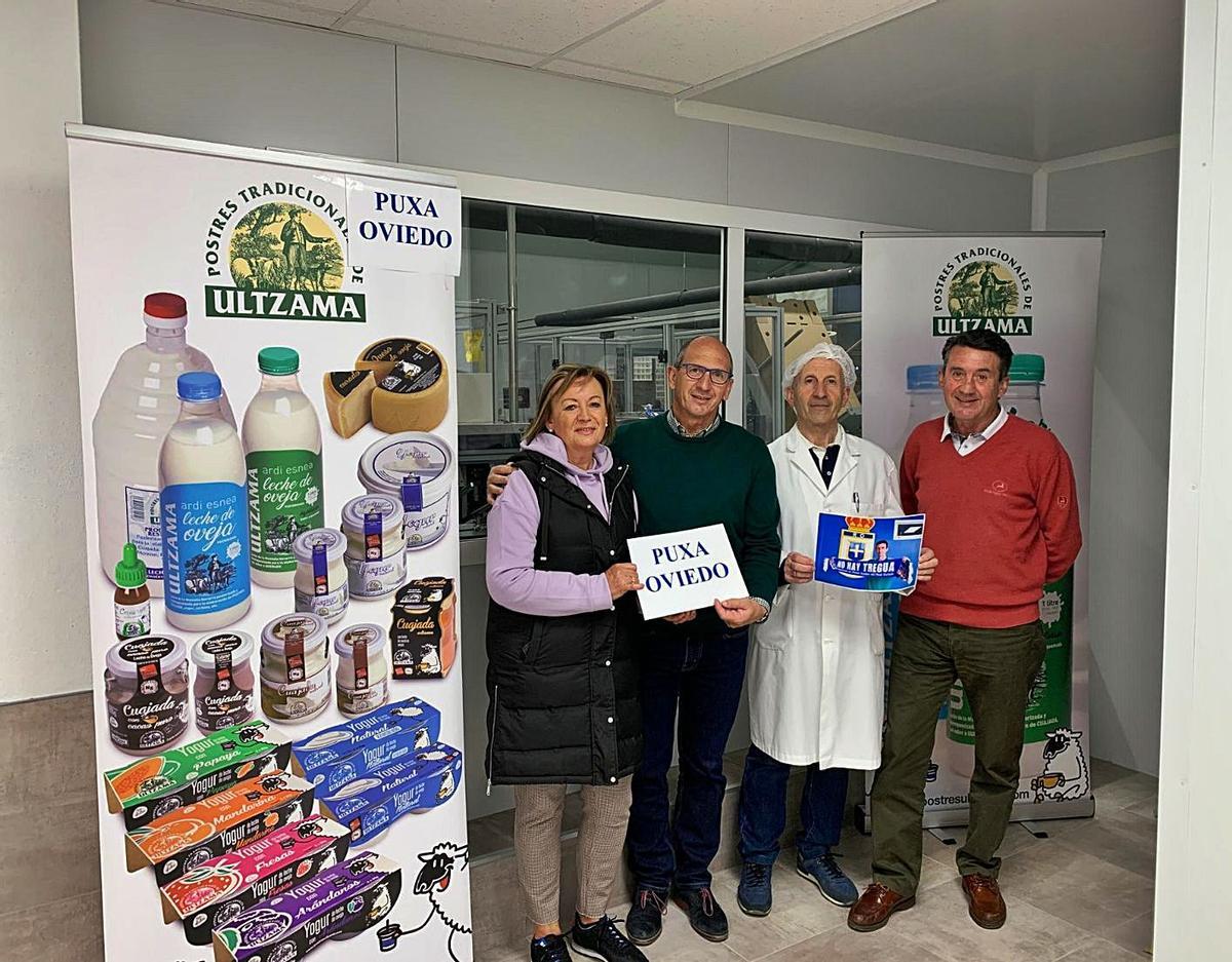 Por la izquierda, Fermina Barberena, su marido, Gabriel Ziganda, Antonio Ziganda y Jesús Ziganda, en la fábrica Ultzama, que ellos mismos crearon en el valle navarro del mismo nombre. |