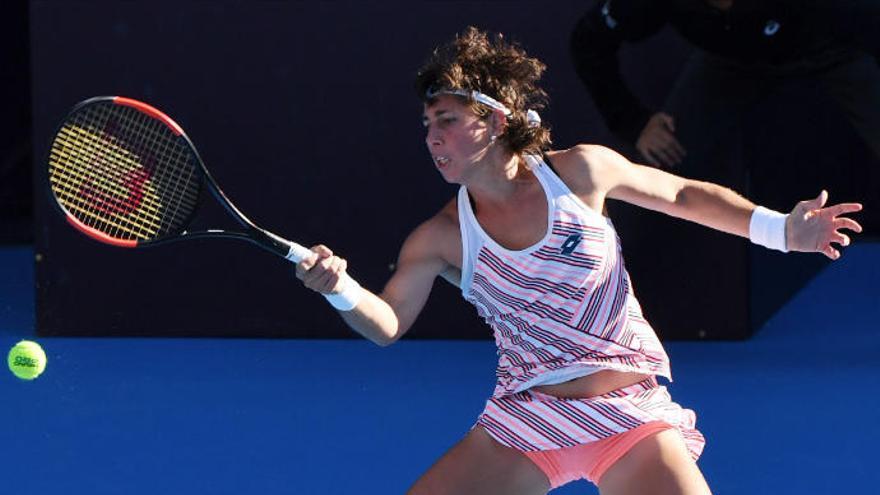 Carla Suárez intenta llegar a una bola en el torneo de Pekín.