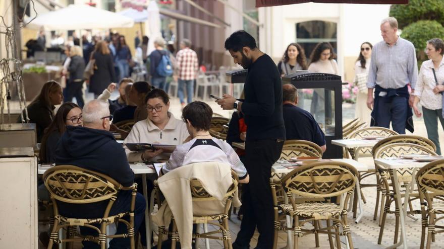 Empresarios y sindicatos firman una subida salarial del 3,1% para los 100.000 trabajadores de hostelería en Málaga