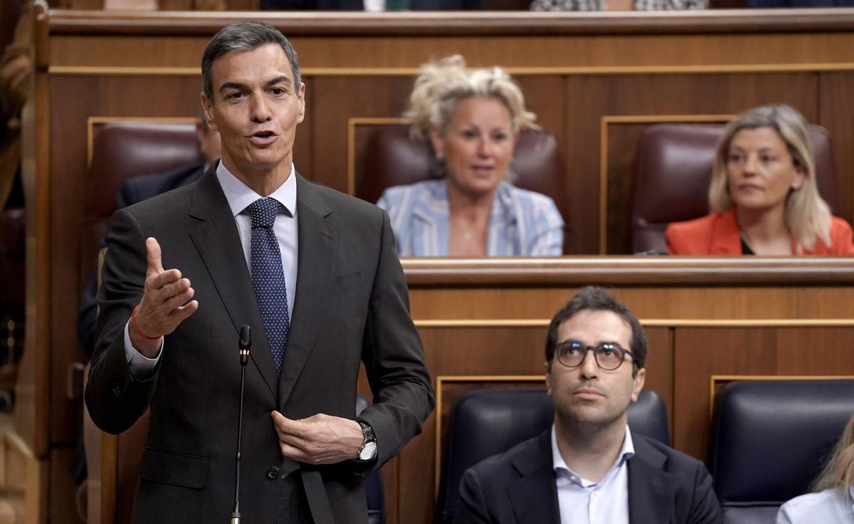 El presidente del Gobierno, Pedro Sánchez, y el vicepresidente primero y ministro de Economía, Carlos Cuerpo, durante la última sesión de control en el Congreso.