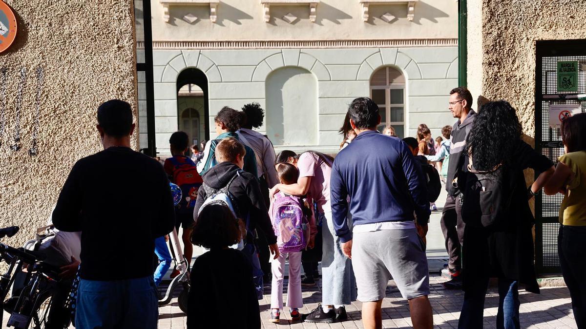 Entrada a un centro en la segunda jornada de la huelga indefinida de profesores