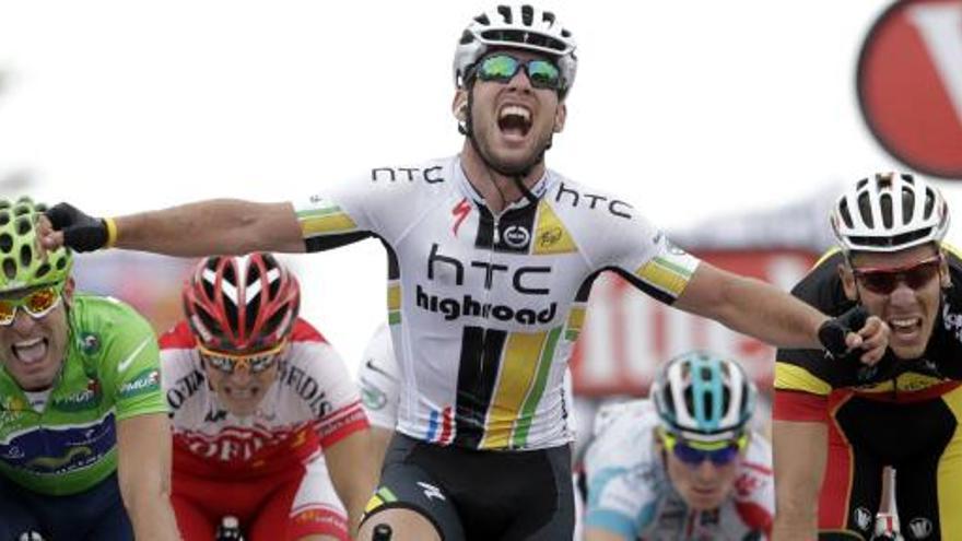 Mark Cavendish entra primero en la línea de meta de Cap Frehel.