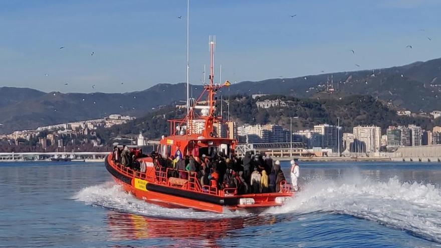 La Alnitak llega a puerto con las personas rescatadas.