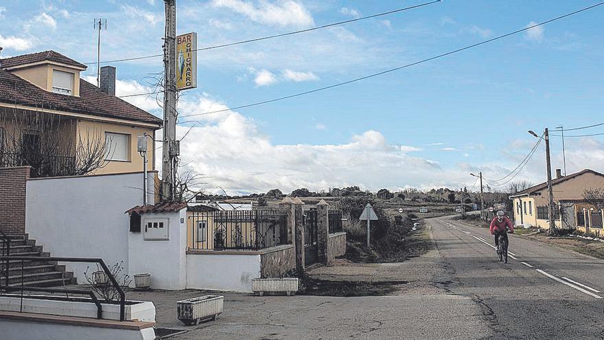 Molezuelas de la Carballeda. El bar Chicharro cerró en el mes de agosto tras la muerte del dueño y, por el momento, nadie ha vuelto a abrirlo. | Emilio Fraile