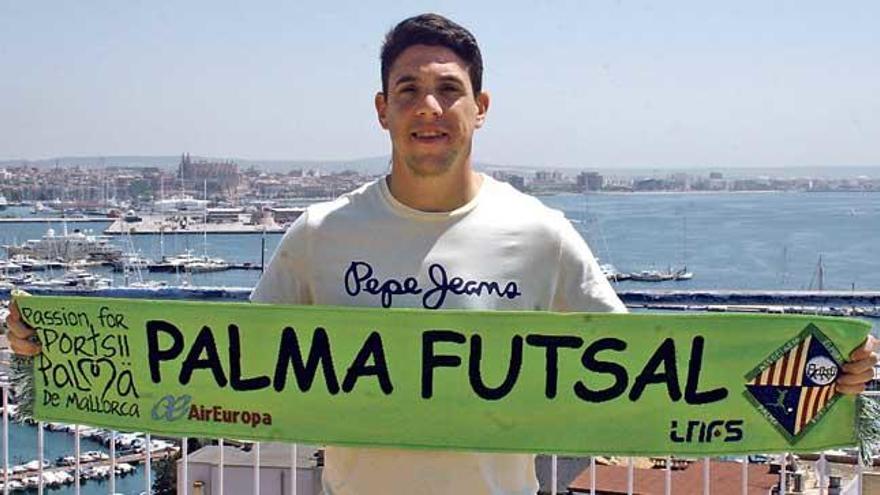 Juan Pizarro fue presentado ayer ante la bahía por el Palma Futsal.