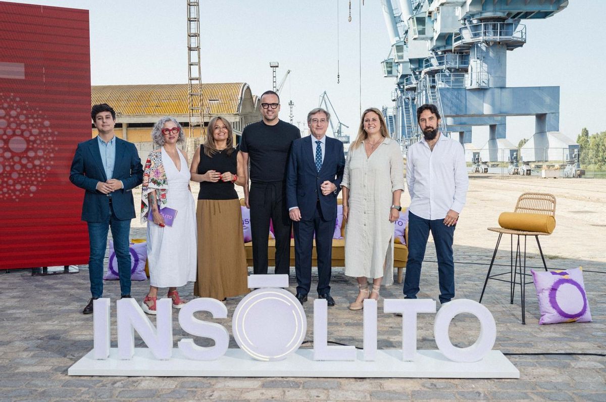 Foto de familia con miembros de la organización y representantes institucionales que colaboran en este proyecto