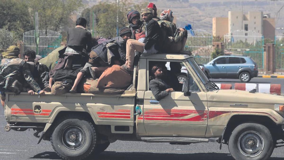 Rebeldes hutíes patrullan por las calles de la capital de Yemen